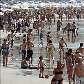 Banhistas na praia das Astúrias no Guarujá, litoral sul de São Paulo