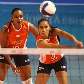 A levantadora Sassá observa a ponteira Jaqueline, ambas de Osasco, devolver a bola, na Superliga
