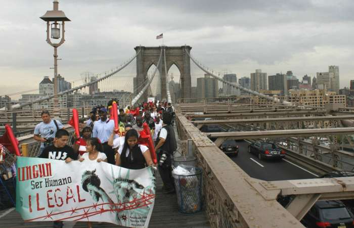 Americanos organizam marcha na ponte do Brooklyn, em Nova York