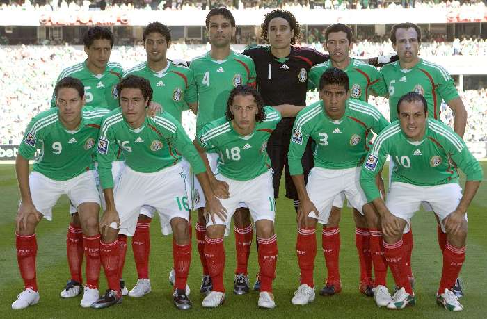 A seleção do México posa para foto antes de partida pelas Eliminatórias da Copa