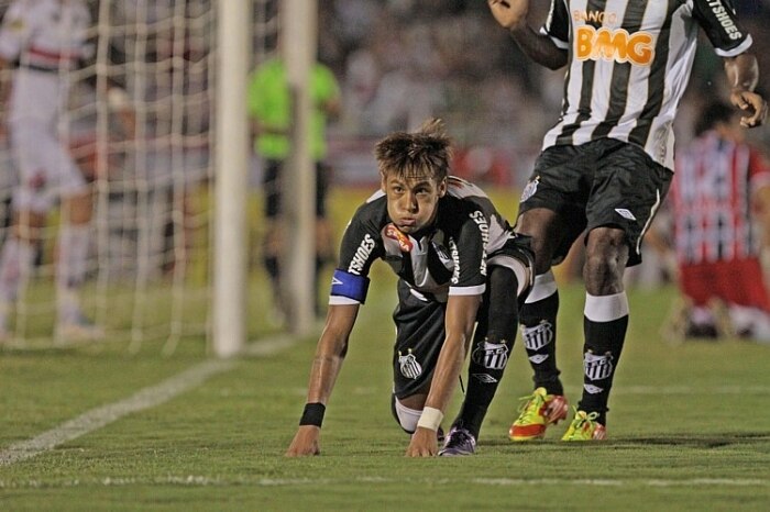 Neymar comemora o primeiro sobre o Botafogo