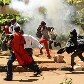Polícia e estudantes entram em confronto em Uganda; 57 pessoas ficaram feridas