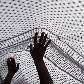 Crianças palestinas seguram um kaffiyeh, tradicional lenço árabe, e comemoram o 62º Nakba, Ramalla