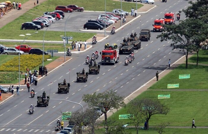 Cortejo de José Alencar segue em direção ao Palácio do Planalto