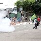 Moradores entram em confronto com a PM em reintegração de posse Moradores entram em confronto com a PM em reintegração de posse