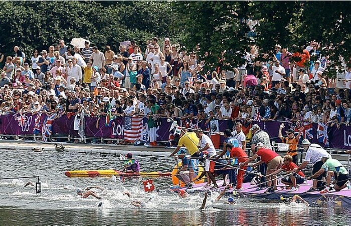 Húngara vence a maratona aquática; Poliana Okimoto passa mal e desiste