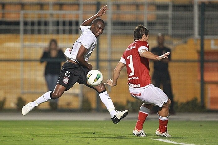 Corinthians derrota o Inter por 1 a 0 pelo Campeonato Brasileiro e sobe para o nono lugar