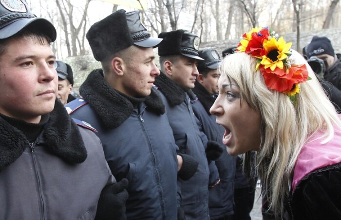 Feministas protestam pela falta de mulheres no Ministério no governo ucraniano, em Kiev