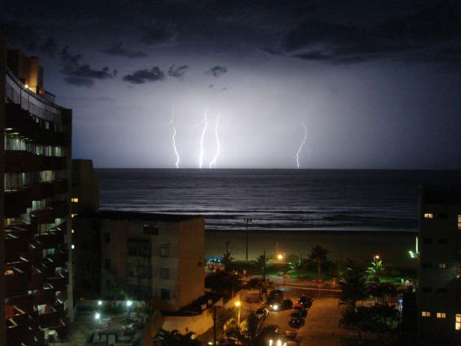 Raios atingem o mar durante tempestade na praia de Caiobá,  litoral do Paraná. 20/02/2010