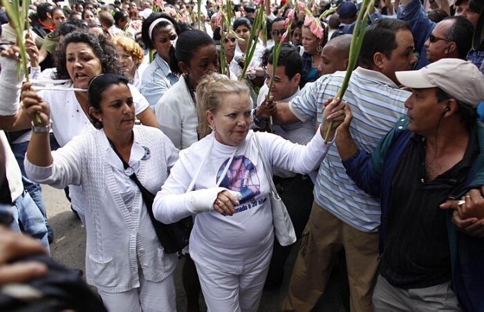 Por isso, há grupos de resistência em Cuba, como as Damas de Branco, mães e esposas dos prisioneiros