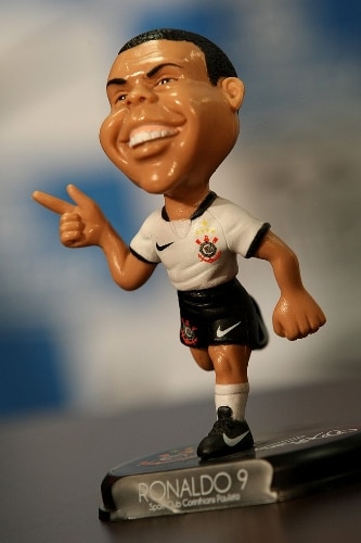 O Corinthians lançou o boneco do atacante Liedson. A ideia virou moda entre alguns times 