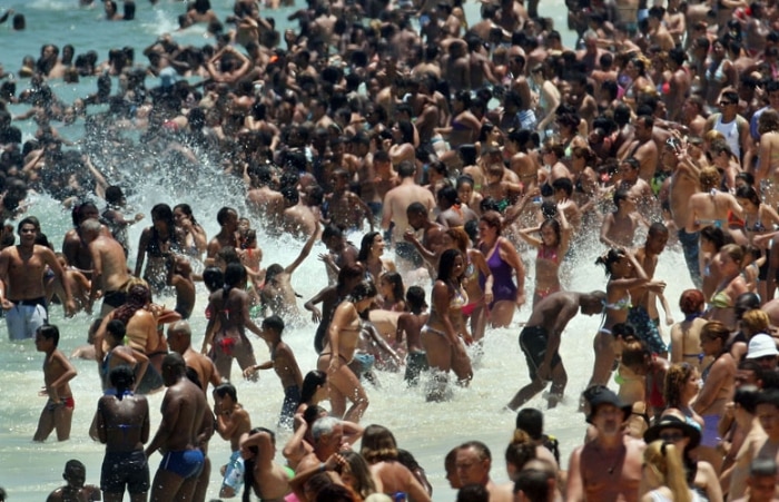 Tarde de domingo com sol leva cariocas à praia de Ipanema