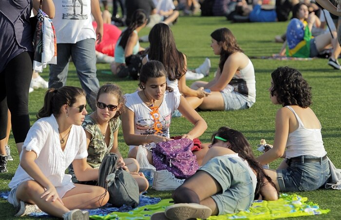 Enquanto os shows não acontecem, amigas aproveitam para conversar