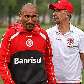 Guiñazu e o técnico Mário Sérgio caminham no treino do Internacional