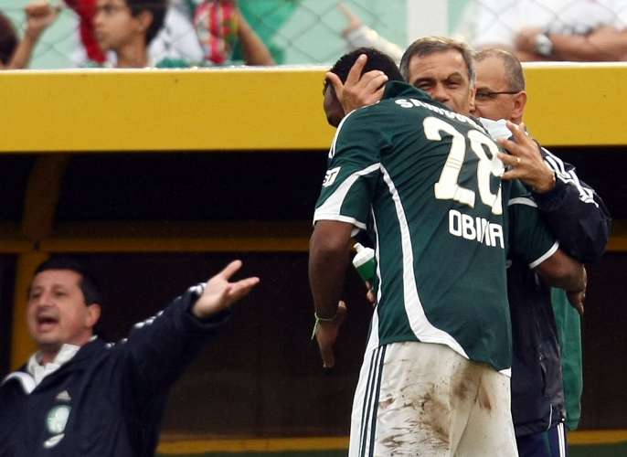 Jorginho ganhou um beijo de Obina ao final do jogo