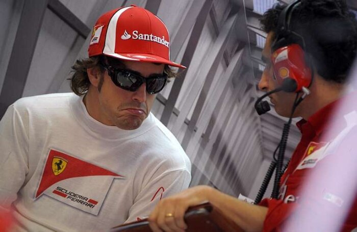 Fernando Alonso conversa com técnico da Ferrari antes de retornar à pista italiana