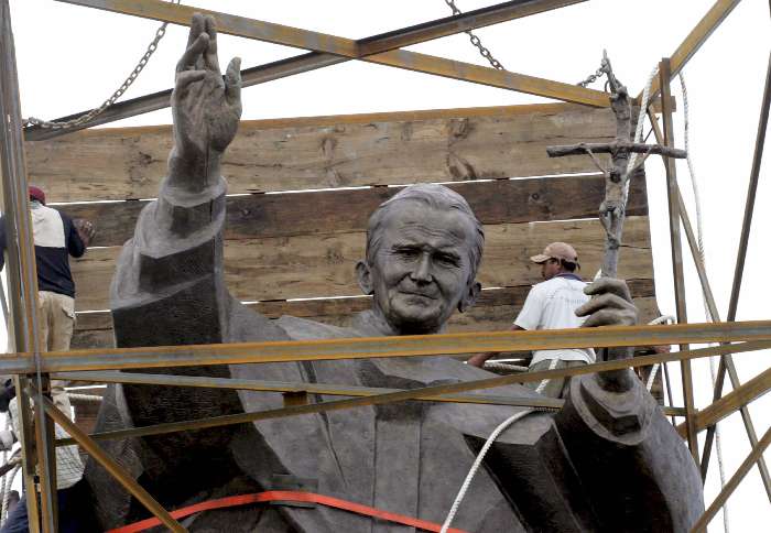 Estátua do papa João Paulo II no Timor Leste