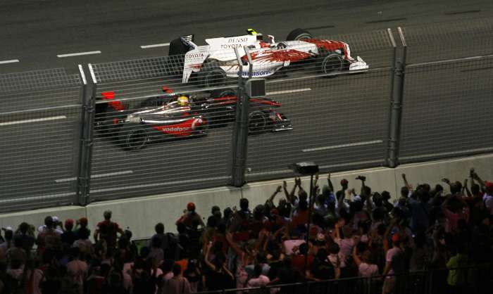 Lewis Hamilton e Timo Glock lado a lado durante o GP de Cingapura