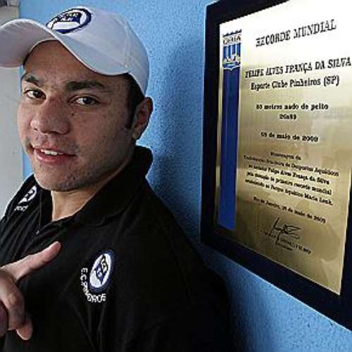 Felipe França exibe placa comemorativa pelo recorde mundial dos 50 m, no Rio