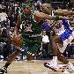 Pierce, dos Celtics, dribla Collins, dos Clippers, e vai para a cesta
