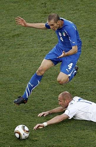 Pulo do italiano Chiellini por sobre o eslovaco Vittek