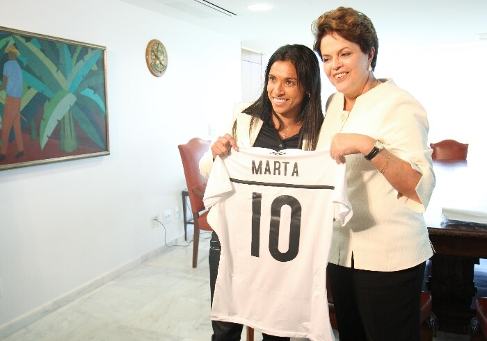 Marta entrega camisa do Santos para a presidente Dilma Rousseff, ao pedir apoio ao futebol feminino