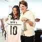 Marta entrega camisa do Santos para a presidente Dilma Rousseff, ao pedir apoio ao futebol feminino