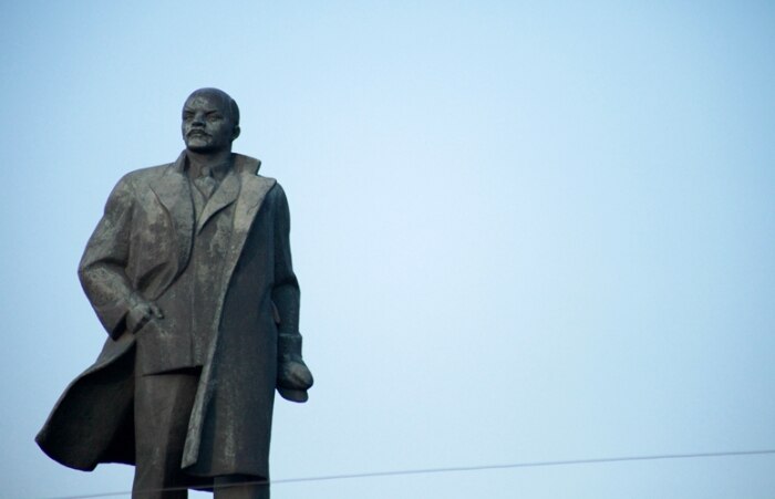 Uma das diversas estátuas de Lenin que ainda está preservada no centro da cidade