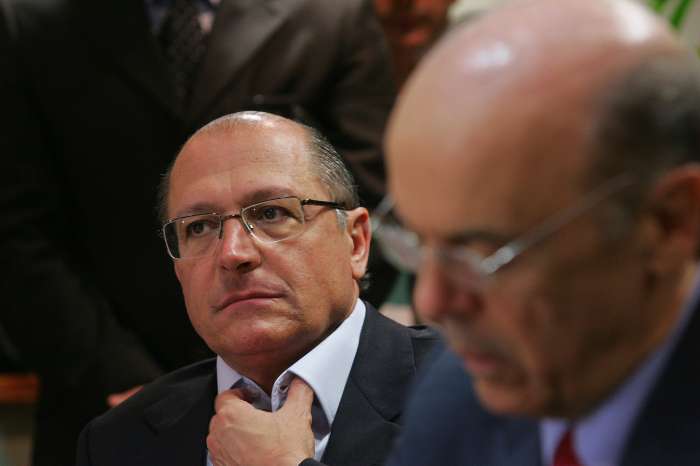Alckmin participa ao lado de Serra de reunião com especialistas em tratamento de dependentes