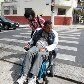 Mímicos ajudam na travessia de pedestre em SP