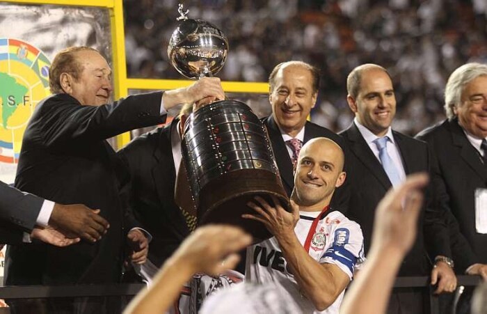 Os lances de uma partida histórica: Corinthians campeão invicto da Libertadores