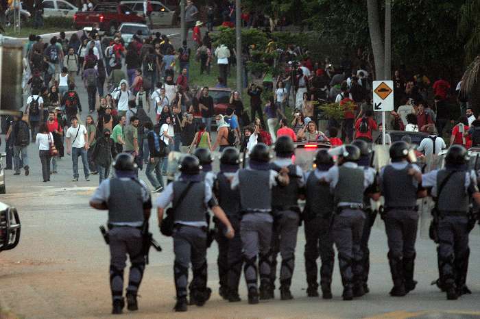 PMs e manifestantes se confrontam na USP