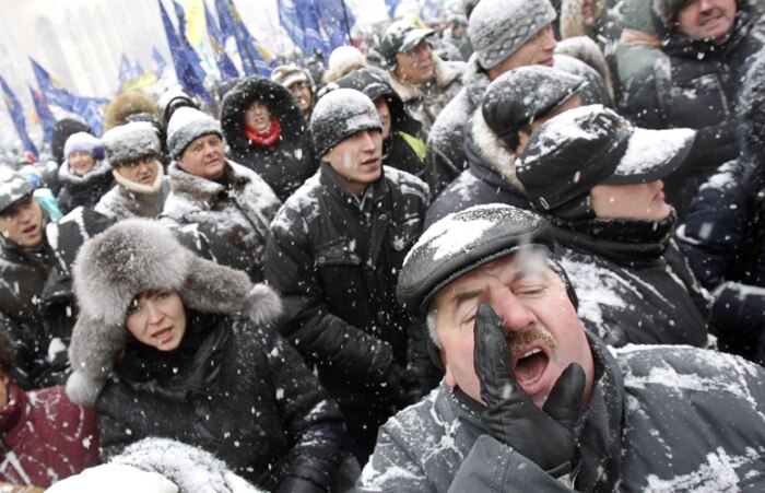Na Ucrânia, cidadãos enfrentam policiais ao protestarem contra aumento de impostos, em Kiev