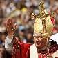 Papa Bento XVI acena para o grande número de fiéis que viam a missa Papa Bento XVI acena para o grande número de fiéis que viam a missa