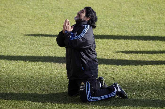 Maradona se ajoelha em campo em brincadeira durante treino da Argentina na Copa do Mundo 2010
