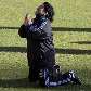 Maradona se ajoelha em campo em brincadeira durante treino da Argentina na Copa do Mundo 2010 Maradona se ajoelha em campo em brincadeira durante treino da Argentina na Copa do Mundo 2010