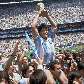 Maradona ergue a taça de campeão mundial pela Argentina na Copa do Mundo de 1986, no México