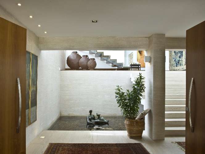 A entrada principal da casa se abre para um espelho d