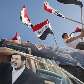 Jovem palestino segura a bandeira iraquiana para comemorar o terceiro ano da execução de Saddam Jovem palestino segura a bandeira iraquiana para comemorar o terceiro ano da execução de Saddam