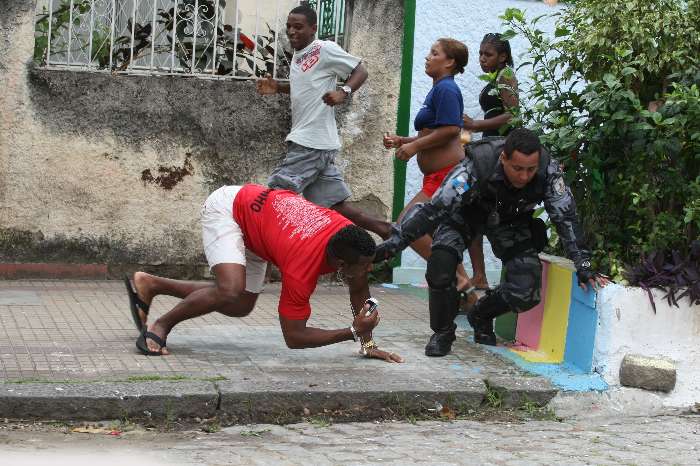 Confronto começou com a disputa entre traficantes pelo controle do Morro dos Macacos