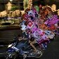 Vendedor de rua leva balões em sua motocicleta para venda em Bangkok, Tailândia. 09/12/2010