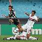Wendel chuta a gol, com André Dias em cima