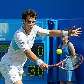 Andy Murray se estica para rebater bola em vitória no torneio de Queens