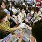Japoneses compram máscaras com medo do recente aumento no número de casos de influenza A no país Japoneses compram máscaras com medo do recente aumento no número de casos de influenza A no país