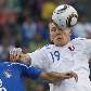 O italiano Iaquinta briga pela bola com o esloveno Kucka O italiano Iaquinta briga pela bola com o esloveno Kucka