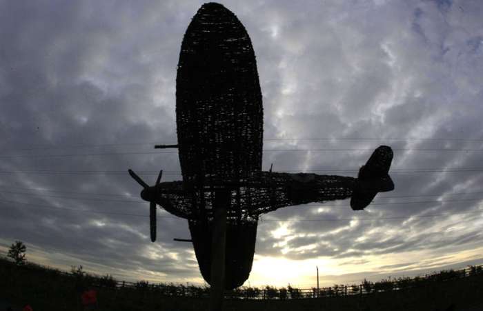 Avião Spitfire é construído em comemoração do aniversário de 70 anos da Batalha da Grã-Bretanha