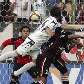 Espinola cabeceia para marcar um dos gols da LDU na goleada sobre o River Plate do Uruguai