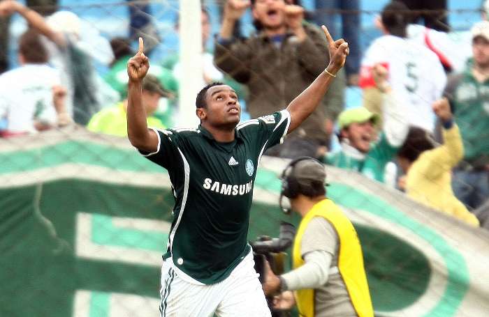 Obina marcou três gols na vitória do Palmeiras sobre o Corinthians