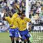 Juan comemora o terceiro gol do Brasil sobre o Egito, com Gilberto Silva