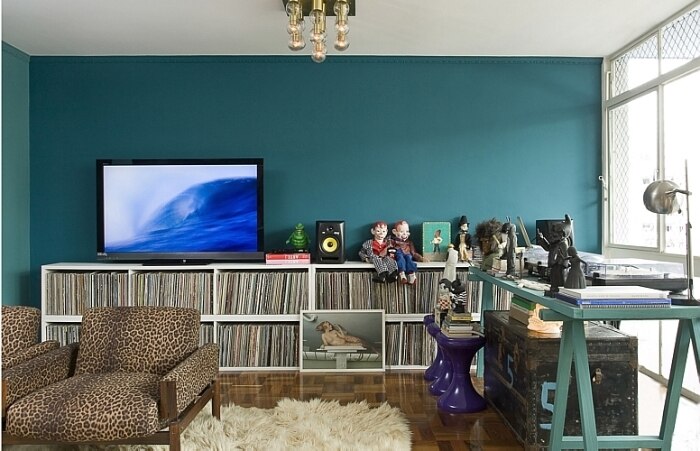 Imensa coleção de brinquedos vira decoração em apartamento